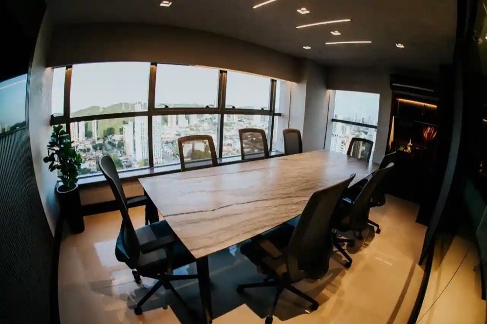 Sala de reuniões com vista para a cidade
